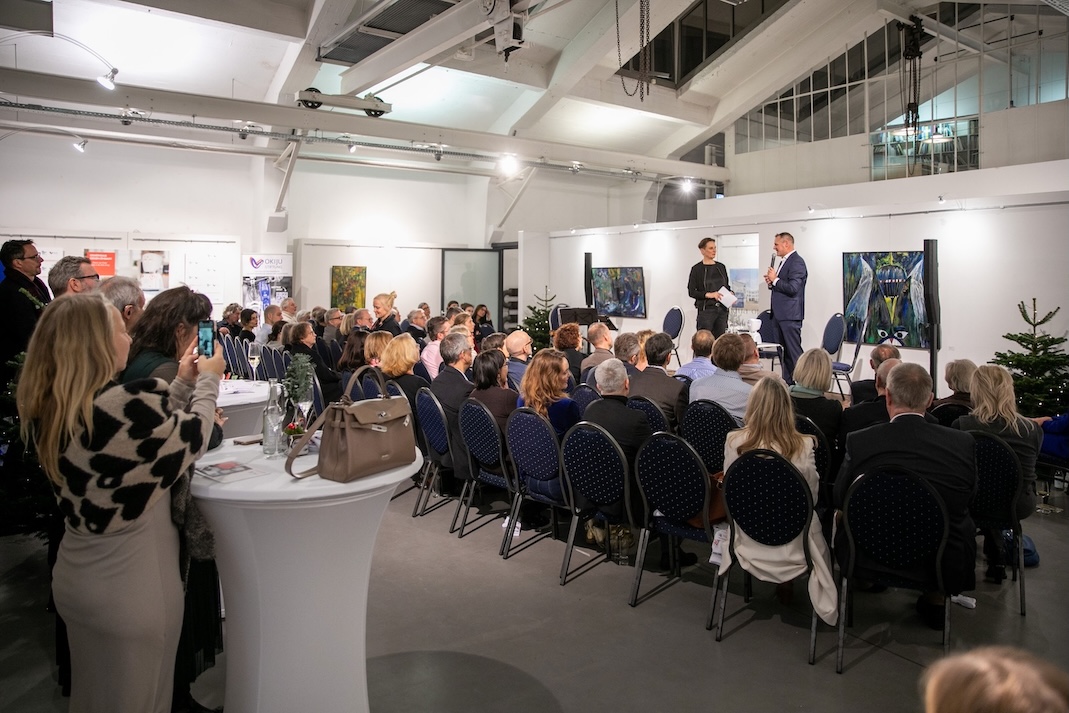 Gemeinsam gegen einsam: Publikum mit Blick auf die Bühne im Forum